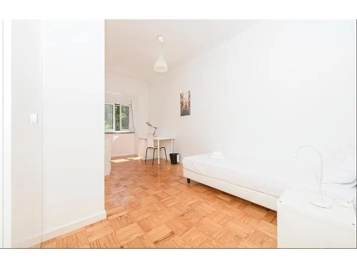 Houze_Central Lisbon 4 Room Flat شقة